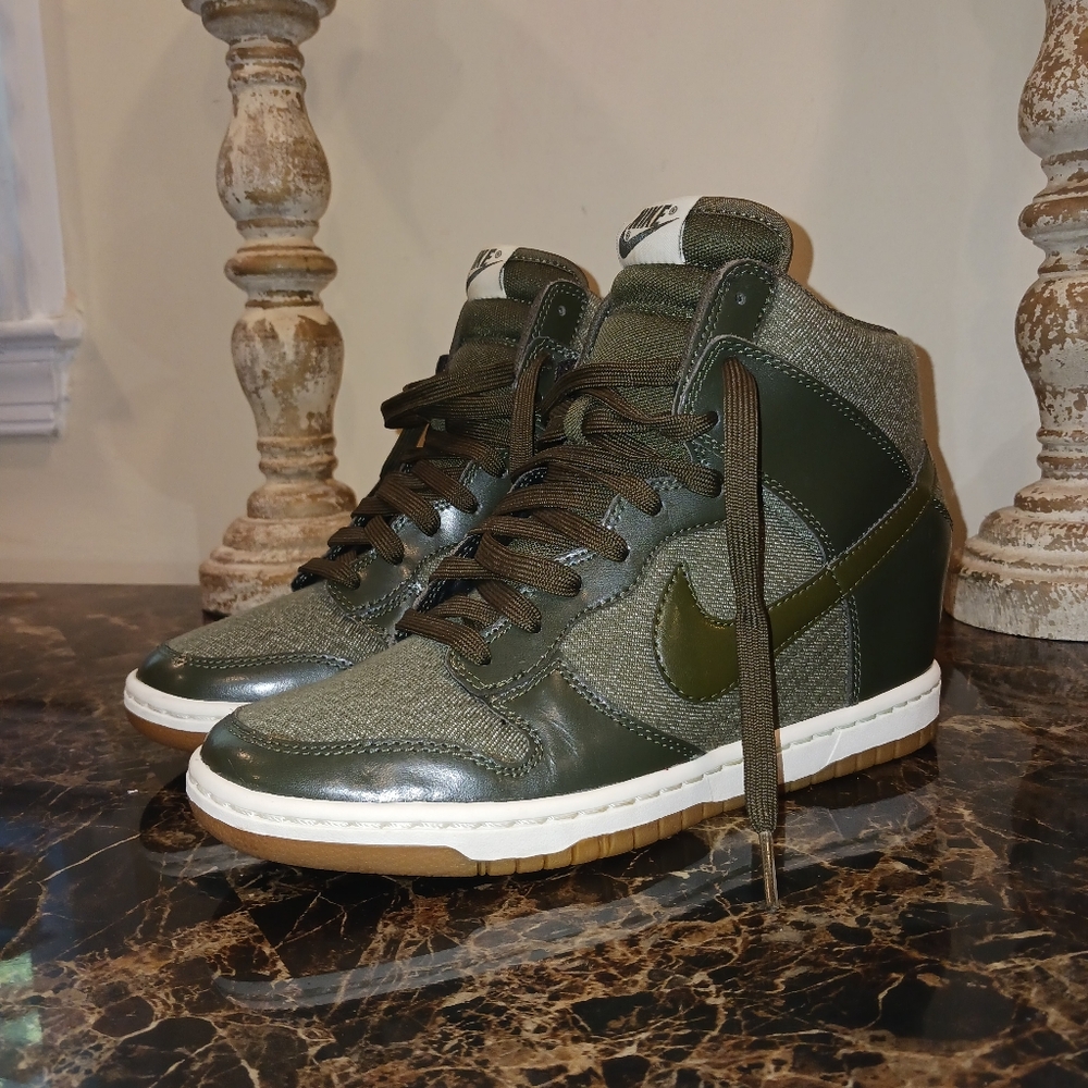 Nike Dunk Sky High Essential Hidden Wedge Athletic Shoes Size 7.5 for Women
